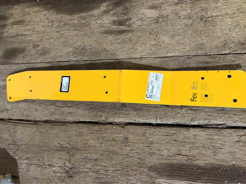 VOLVO VOE ESTONIA / EE 16847859 YELLOW METAL STEEL PLATE